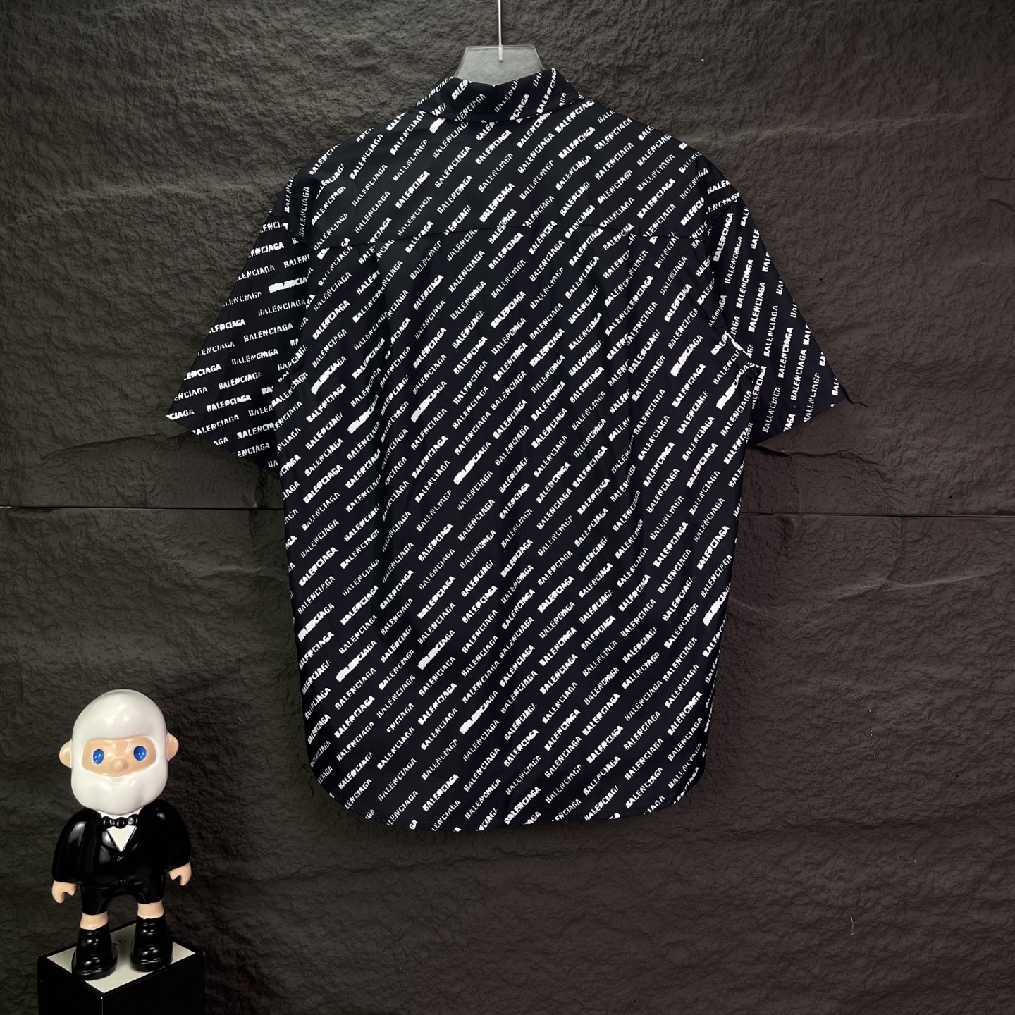 バレンシアガ スーパーコピー ロゴ総柄半袖シャツ｜モード感×存在感のブラックデザイン｜スーパーコピー服