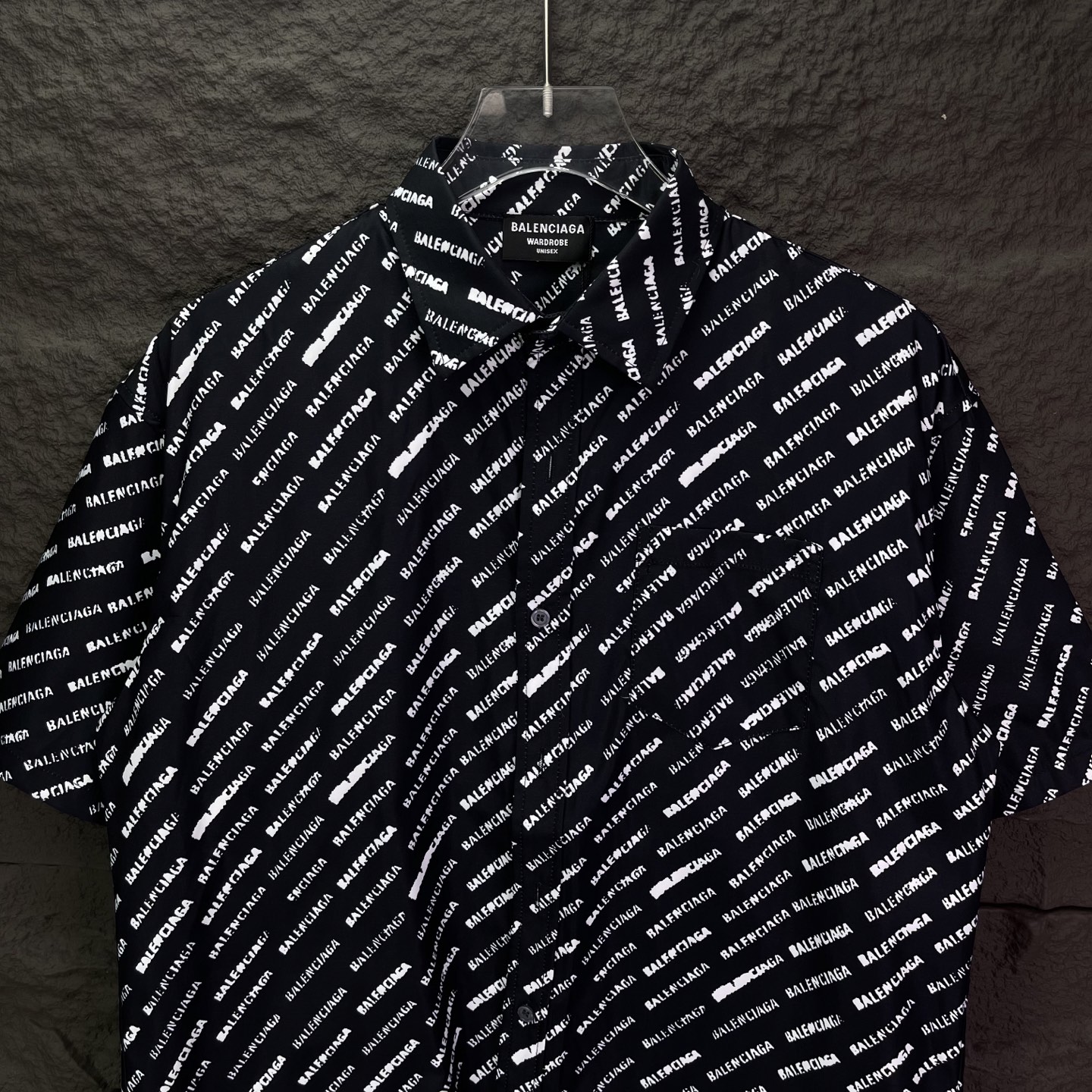 バレンシアガ スーパーコピー ロゴ総柄半袖シャツ｜モード感×存在感のブラックデザイン｜スーパーコピー服
