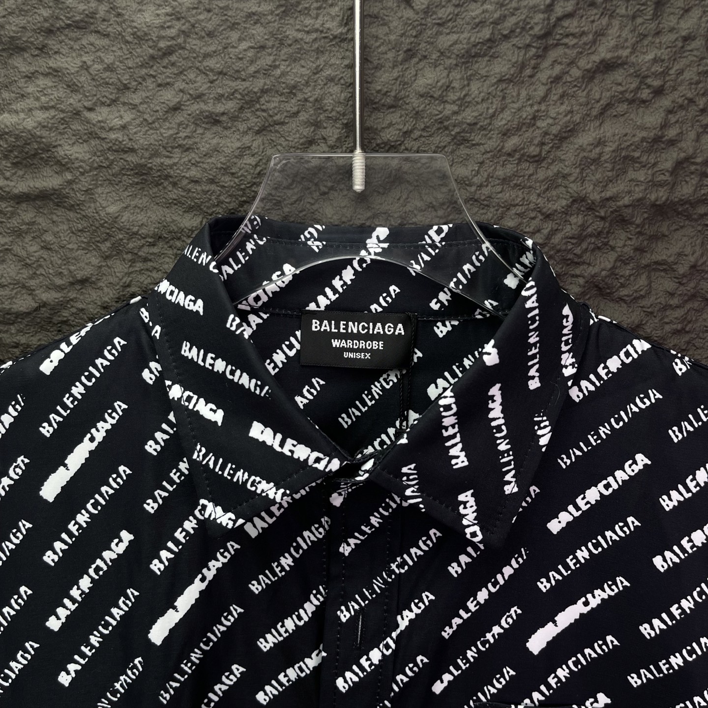 バレンシアガ スーパーコピー ロゴ総柄半袖シャツ｜モード感×存在感のブラックデザイン｜スーパーコピー服
