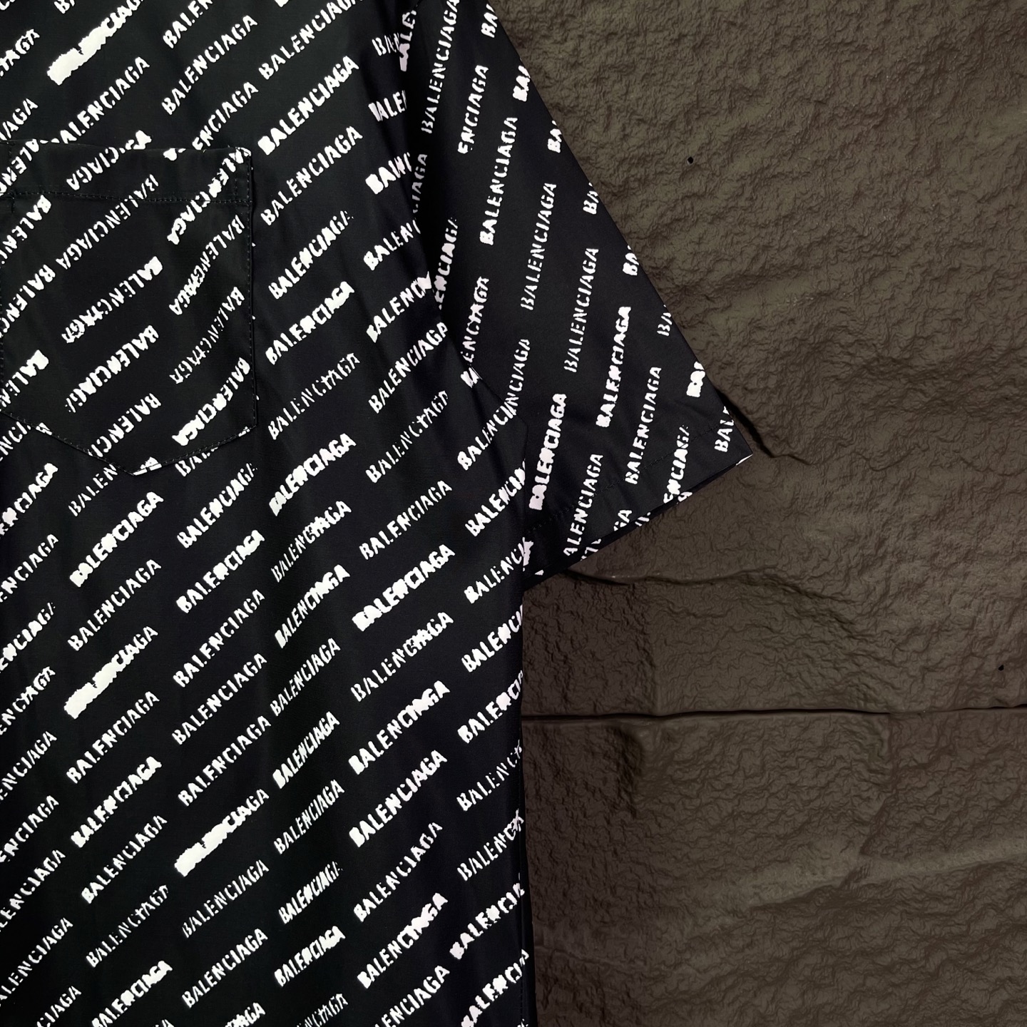 バレンシアガ スーパーコピー ロゴ総柄半袖シャツ｜モード感×存在感のブラックデザイン｜スーパーコピー服