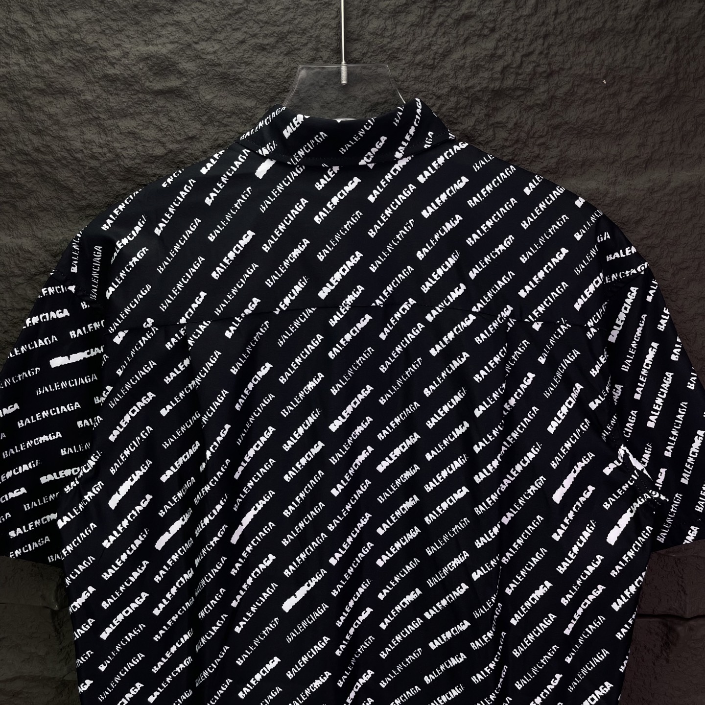 バレンシアガ スーパーコピー ロゴ総柄半袖シャツ｜モード感×存在感のブラックデザイン｜スーパーコピー服