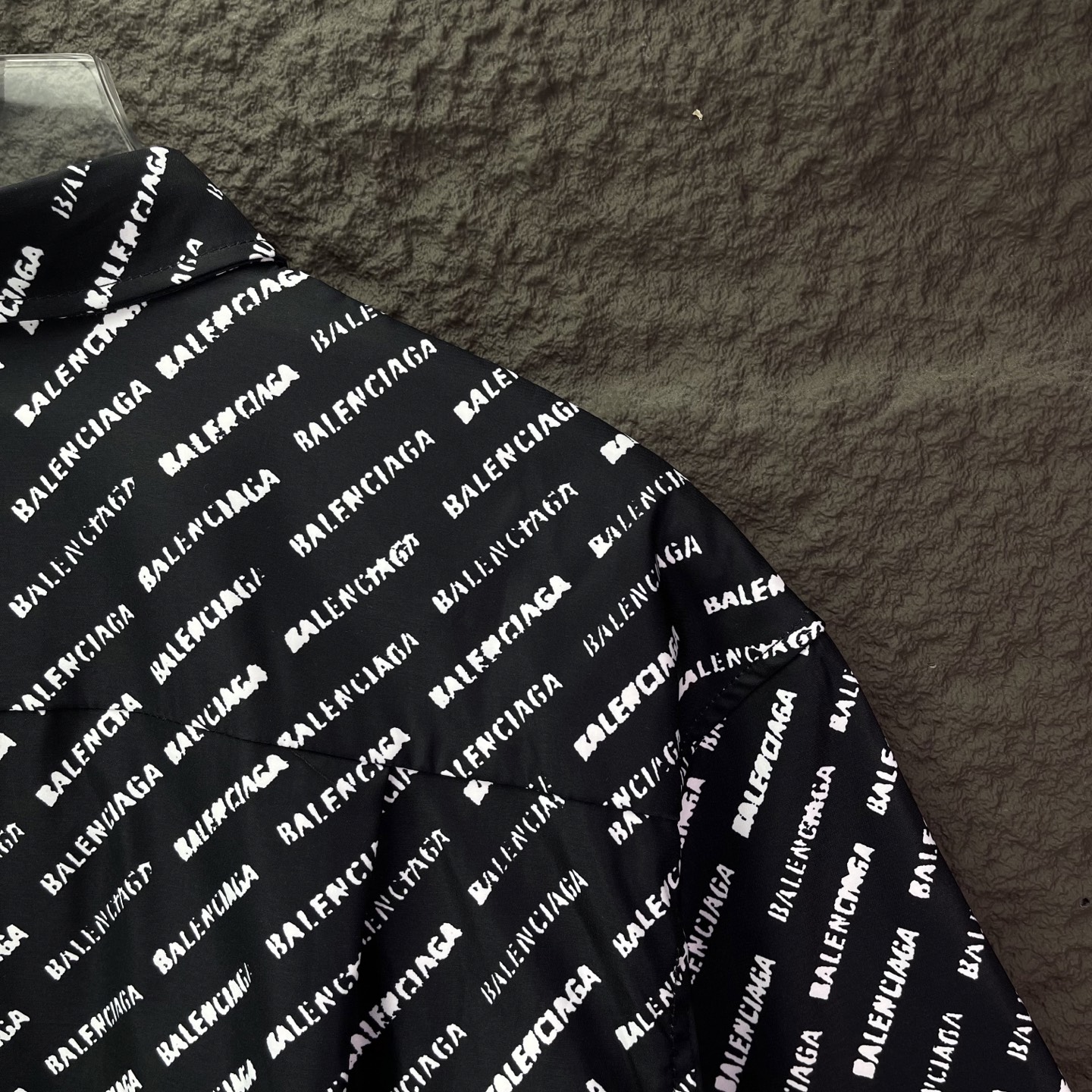 バレンシアガ スーパーコピー ロゴ総柄半袖シャツ｜モード感×存在感のブラックデザイン｜スーパーコピー服