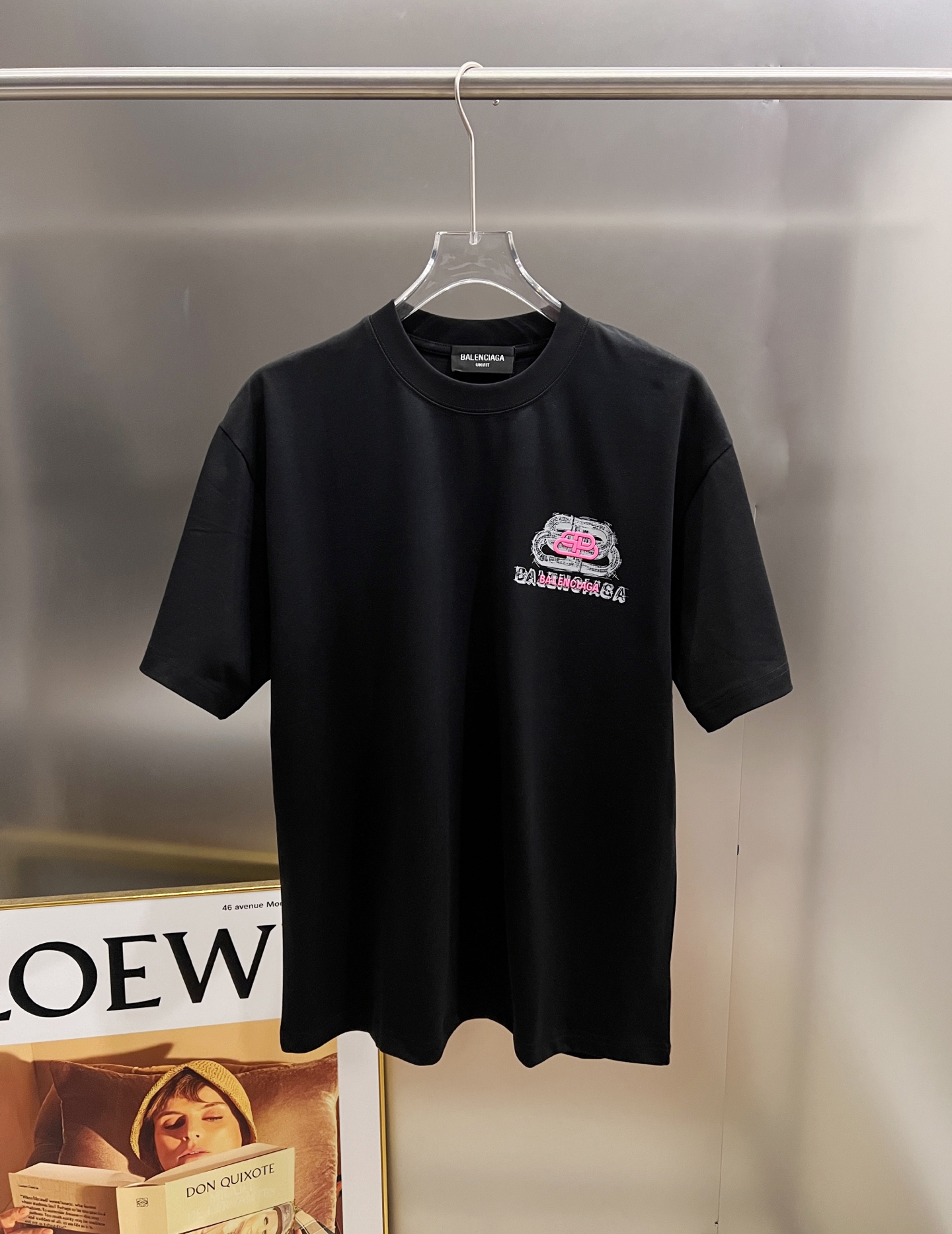 バレンシアガ コピー ピンクBBバックロゴTシャツ｜ブラックに映える鮮やかアクセント｜スーパーコピー服