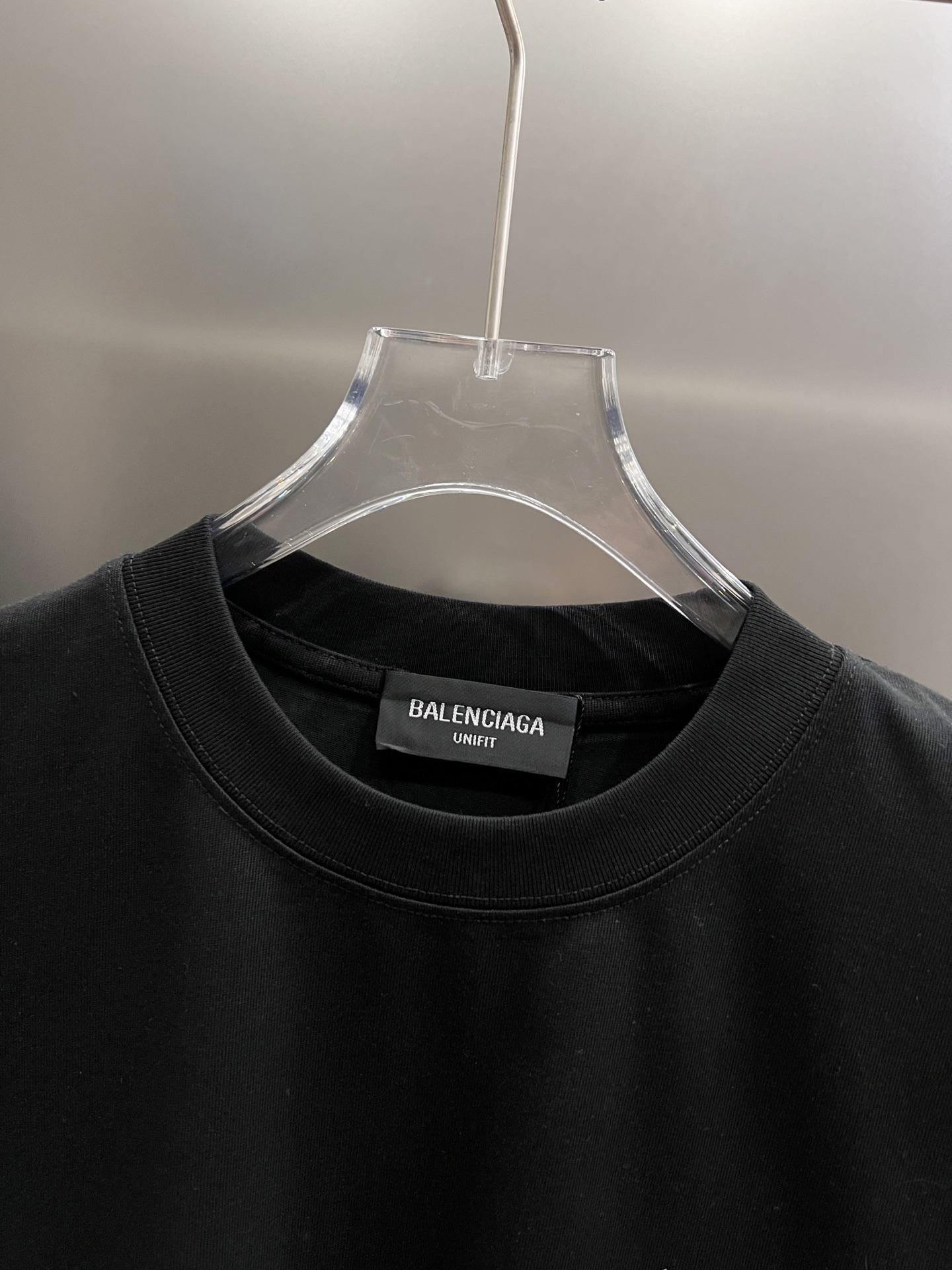 バレンシアガ コピー ピンクBBバックロゴTシャツ｜ブラックに映える鮮やかアクセント｜スーパーコピー服