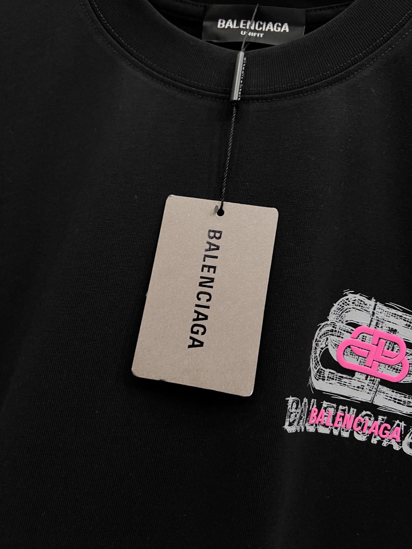バレンシアガ コピー ピンクBBバックロゴTシャツ｜ブラックに映える鮮やかアクセント｜スーパーコピー服