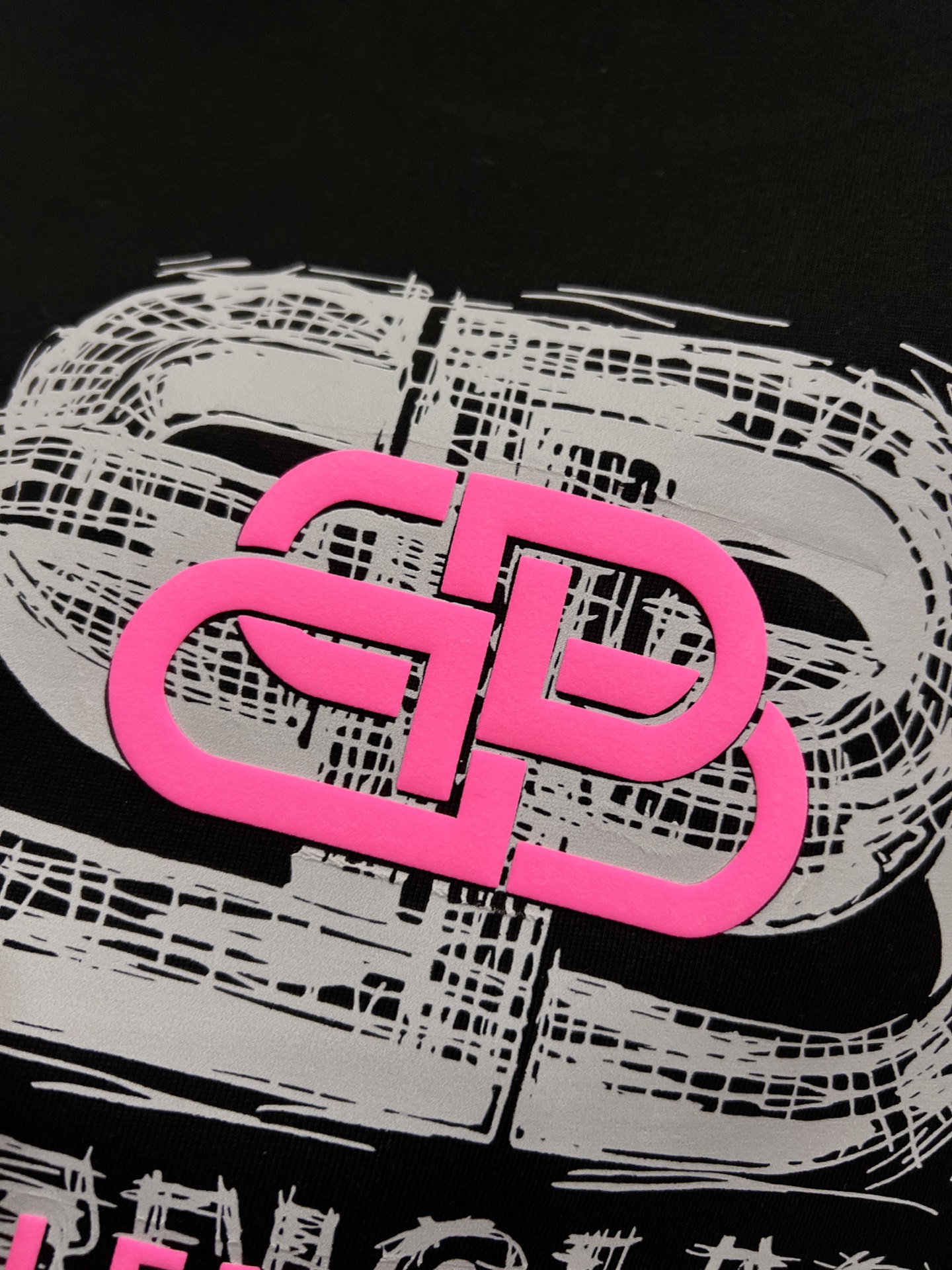 バレンシアガ コピー ピンクBBバックロゴTシャツ｜ブラックに映える鮮やかアクセント｜スーパーコピー服