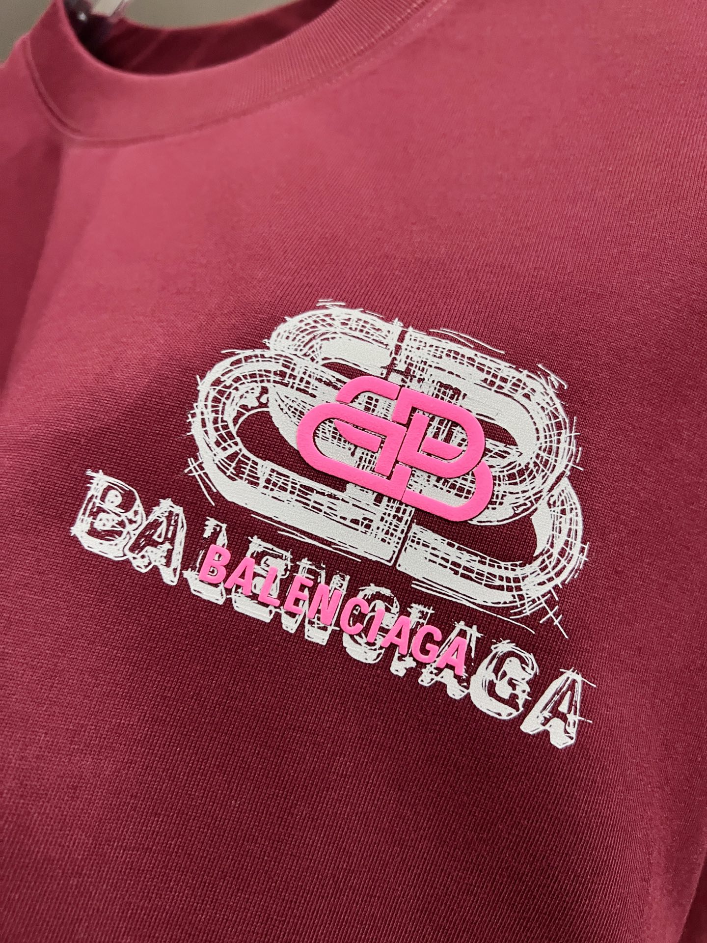 バレンシアガ n級コピー ワインレッドBBバックロゴTシャツ|深みカラー×モード感の個性派モデル|スーパーコピーn級優良店 5 バレンシアガ n級コピー ワインレッドBBバックロゴTシャツ|深みカラー×モード感の個性派モデル|スーパーコピー服
