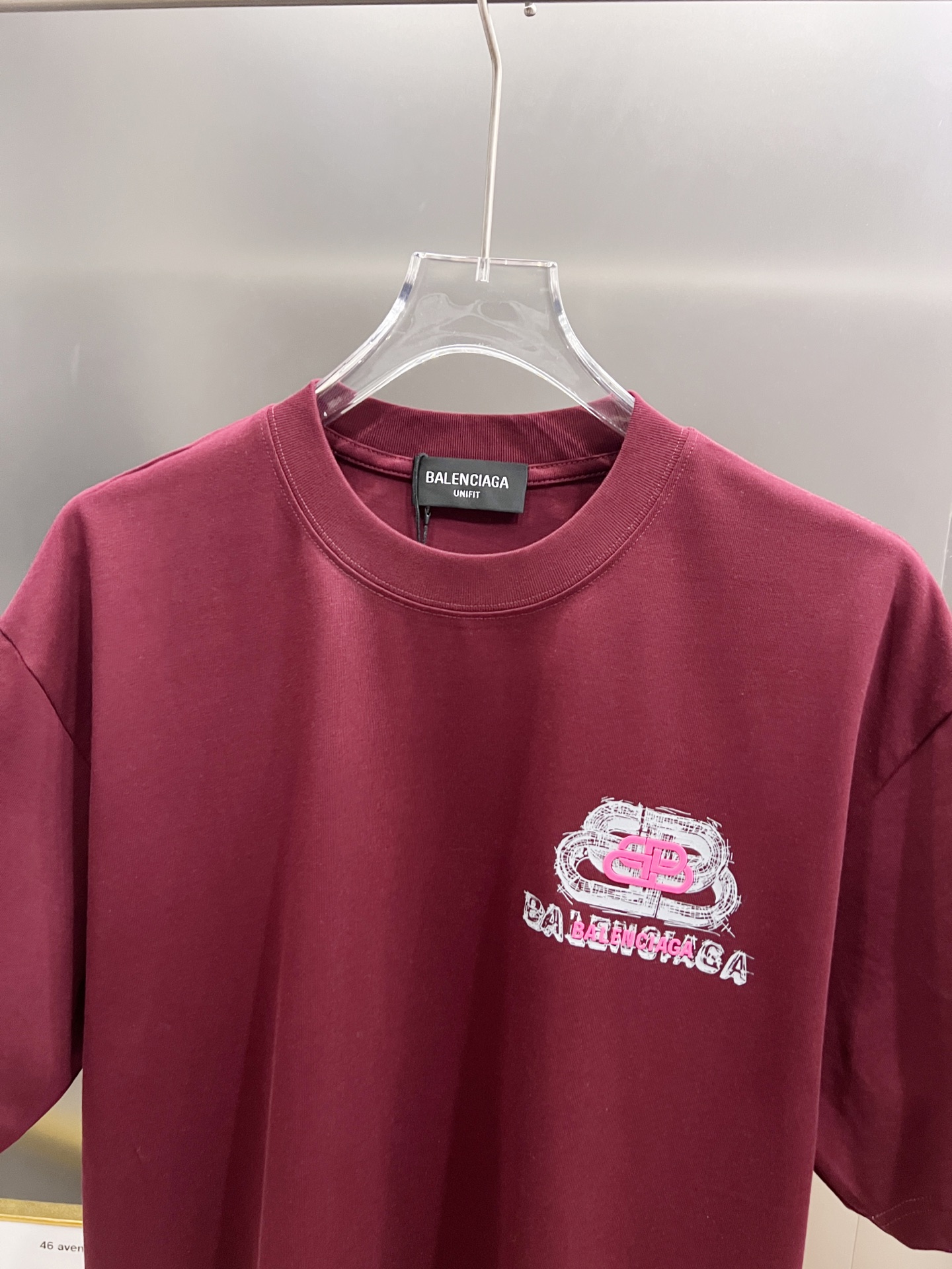 バレンシアガ n級コピー ワインレッドBBバックロゴTシャツ|深みカラー×モード感の個性派モデル|スーパーコピーn級優良店 9 バレンシアガ n級コピー ワインレッドBBバックロゴTシャツ|深みカラー×モード感の個性派モデル|スーパーコピー服