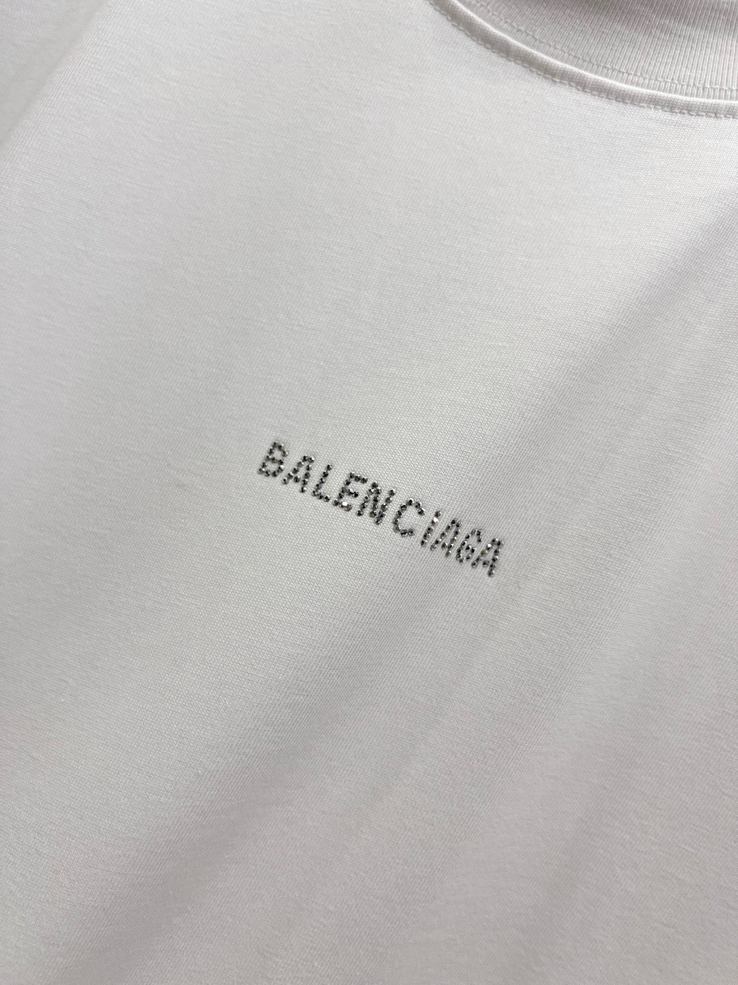 バレンシアガ スーパーコピー 優良サイト 小ロゴTシャツ|洗練ミニマル×清潔感ホワイト|スーパーコピーn級優良店 5 バレンシアガ スーパーコピー 優良サイト 小ロゴTシャツ|洗練ミニマル×清潔感ホワイト|スーパーコピー服