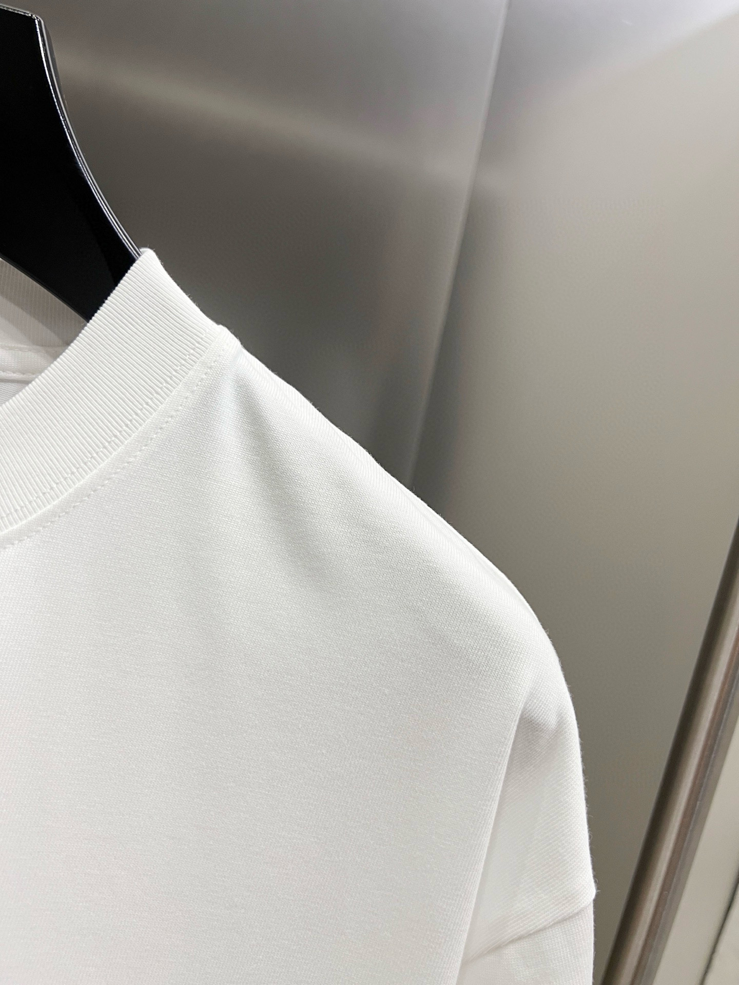 バレンシアガ スーパーコピー 優良サイト 小ロゴTシャツ|洗練ミニマル×清潔感ホワイト|スーパーコピーn級優良店 8 バレンシアガ スーパーコピー 優良サイト 小ロゴTシャツ|洗練ミニマル×清潔感ホワイト|スーパーコピー服