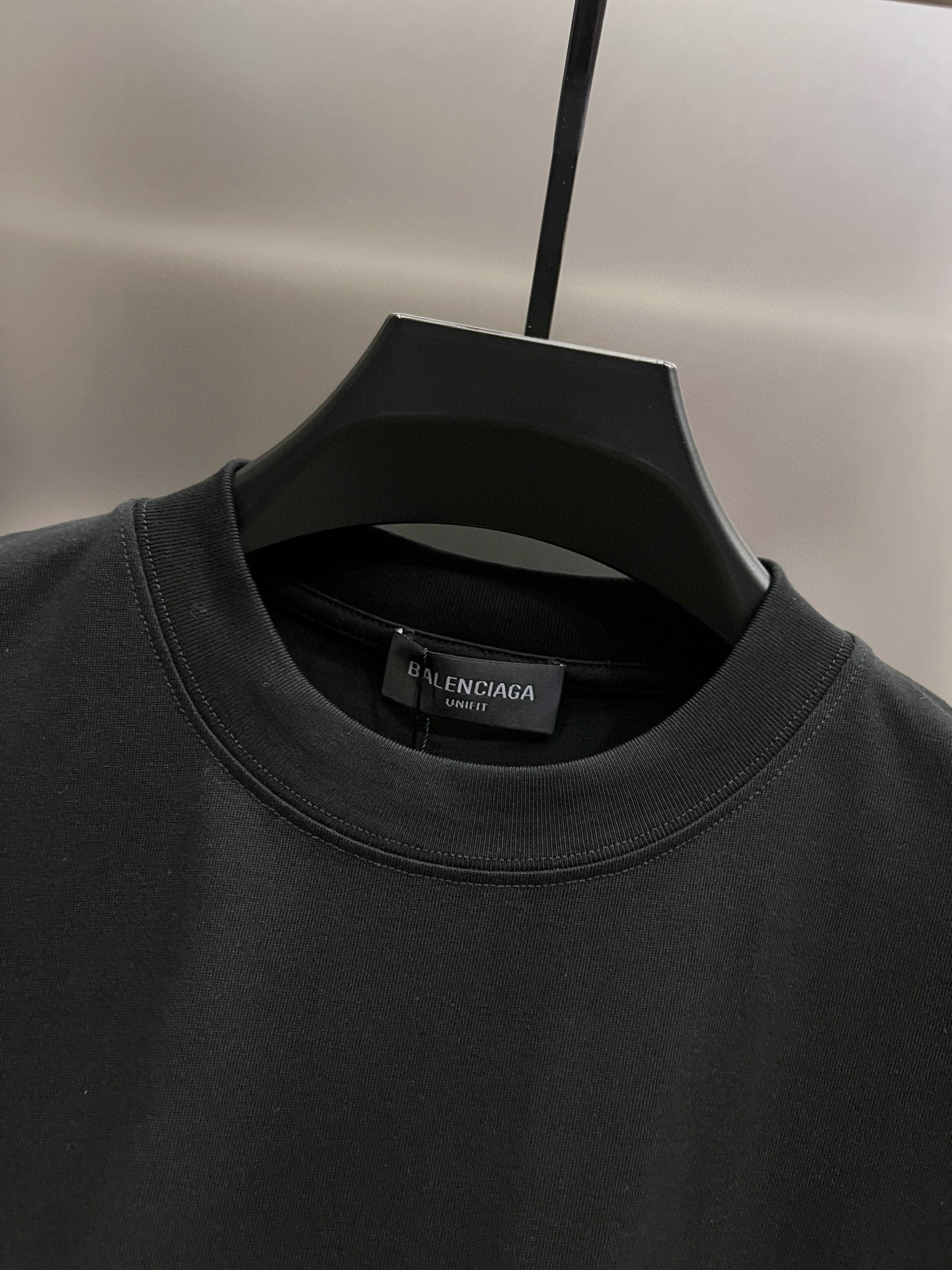 バレンシアガ スーパーコピー 小ロゴTシャツ｜モード感引き立つシンプルブラック｜スーパーコピー服