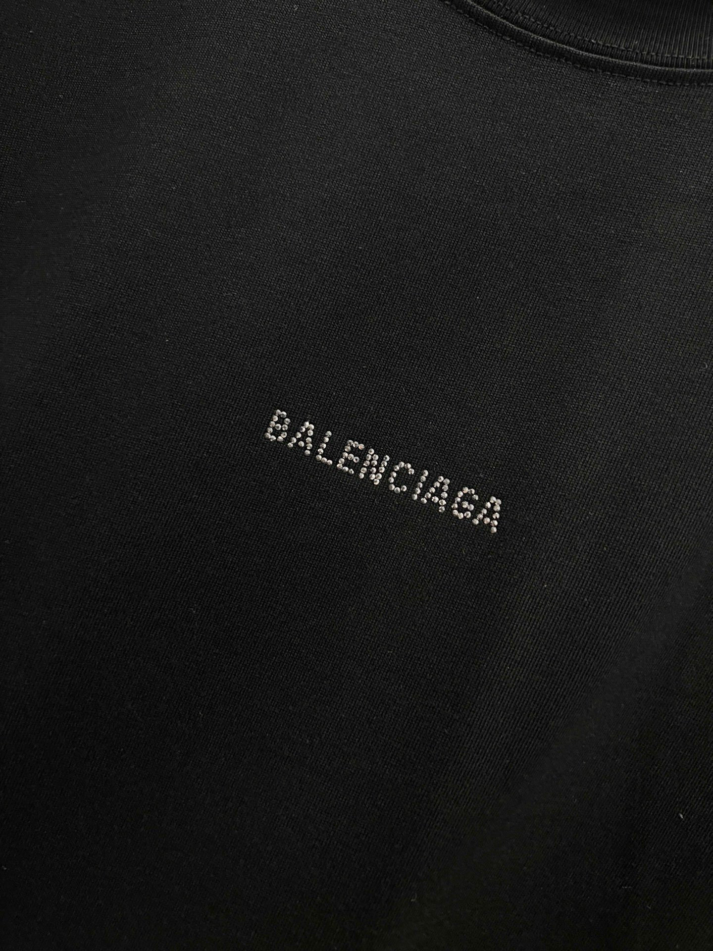 バレンシアガ スーパーコピー 小ロゴTシャツ｜モード感引き立つシンプルブラック｜スーパーコピー服