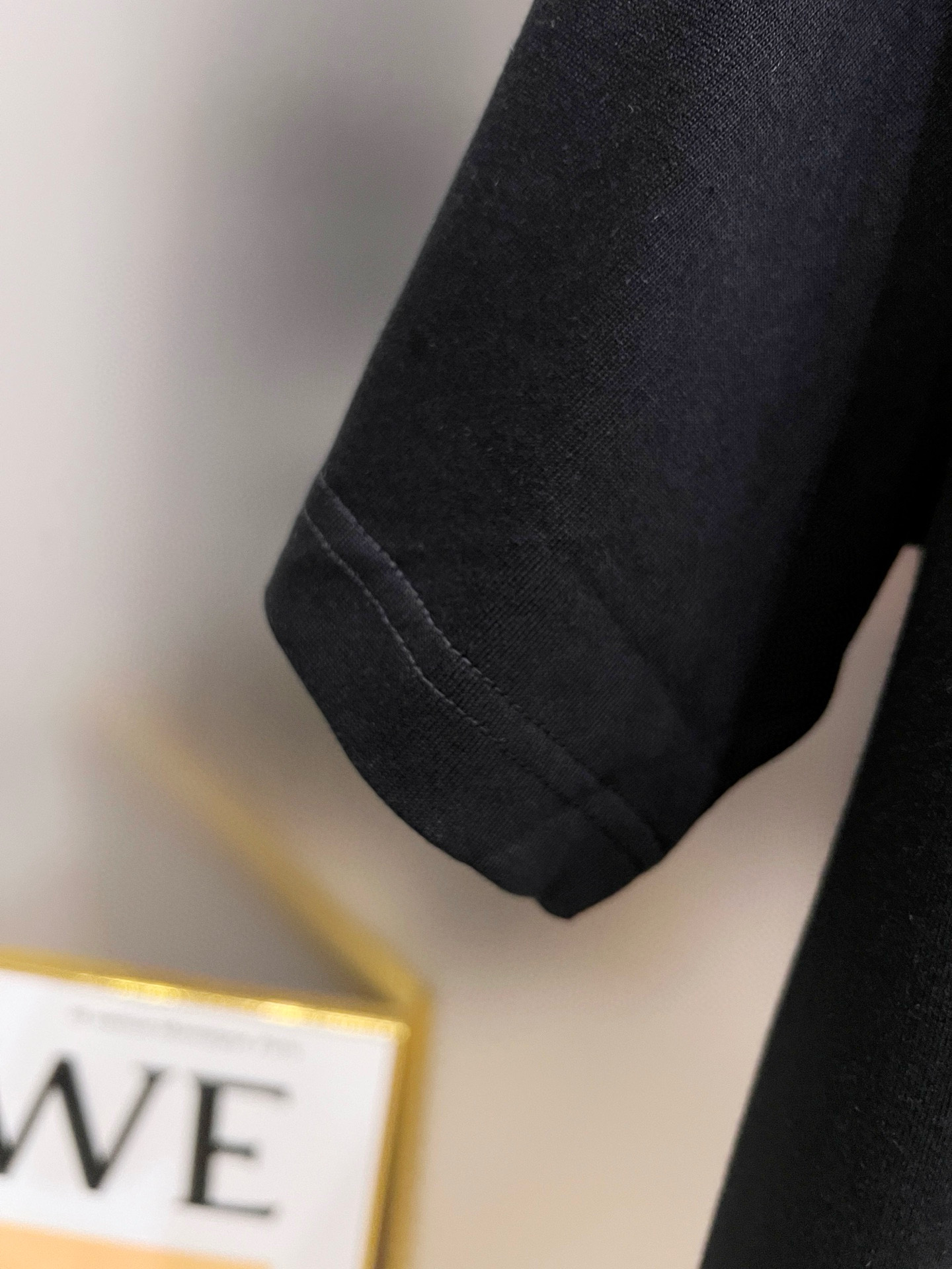 バレンシアガ スーパーコピー 小ロゴTシャツ｜モード感引き立つシンプルブラック｜スーパーコピー服