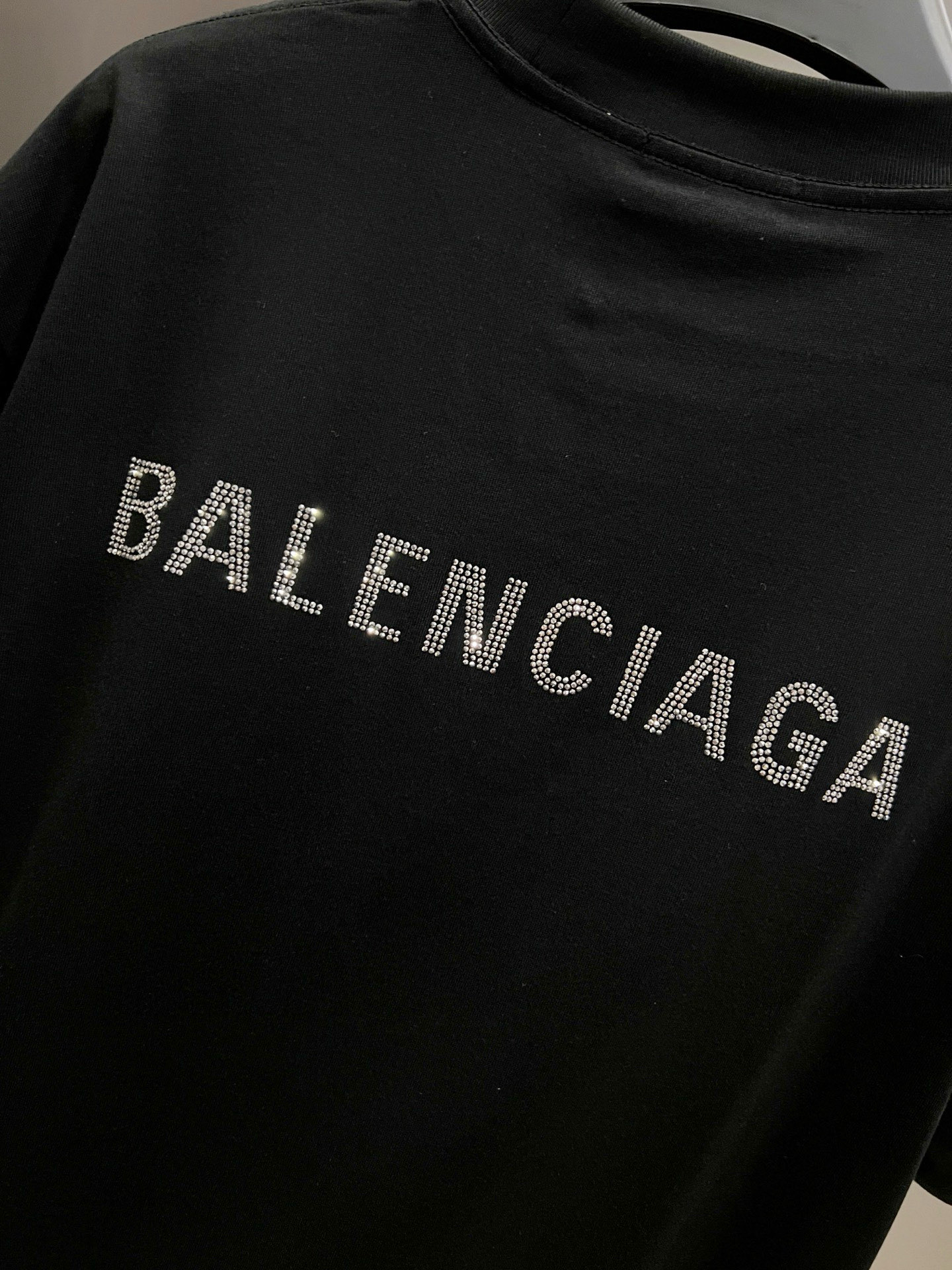 バレンシアガ スーパーコピー 小ロゴTシャツ｜モード感引き立つシンプルブラック｜スーパーコピー服