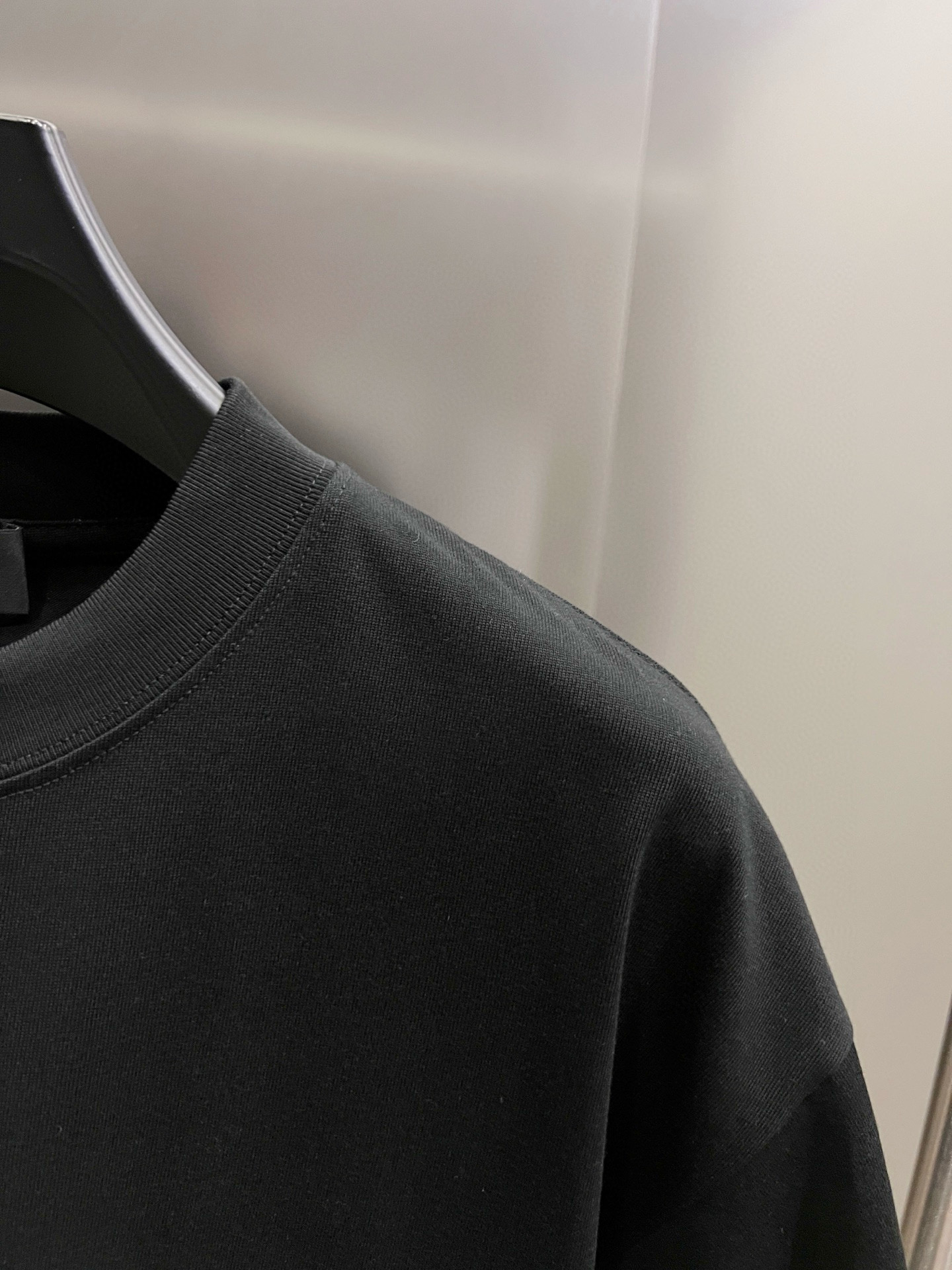 バレンシアガ スーパーコピー 小ロゴTシャツ｜モード感引き立つシンプルブラック｜スーパーコピー服