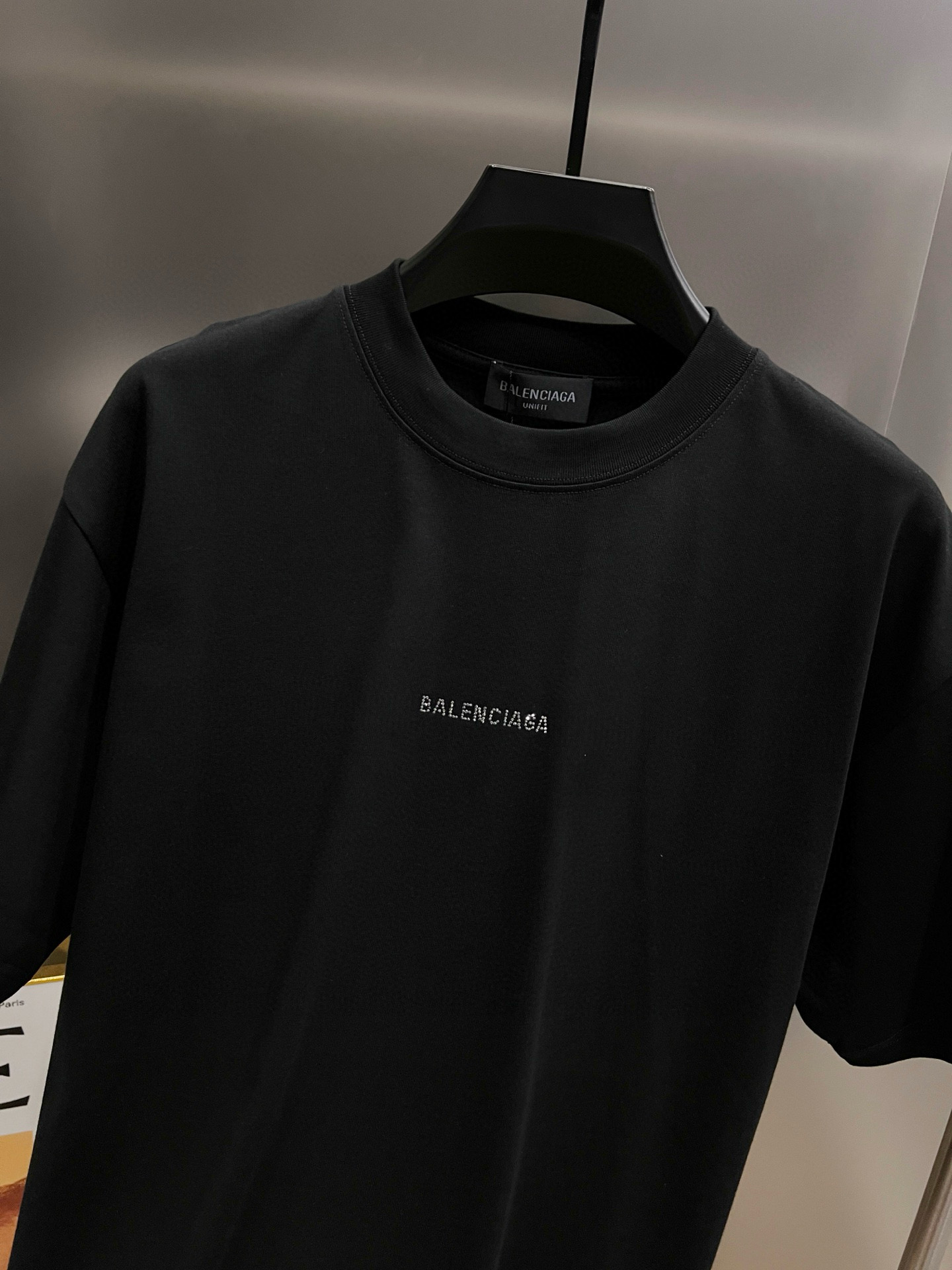 バレンシアガ スーパーコピー 小ロゴTシャツ｜モード感引き立つシンプルブラック｜スーパーコピー服