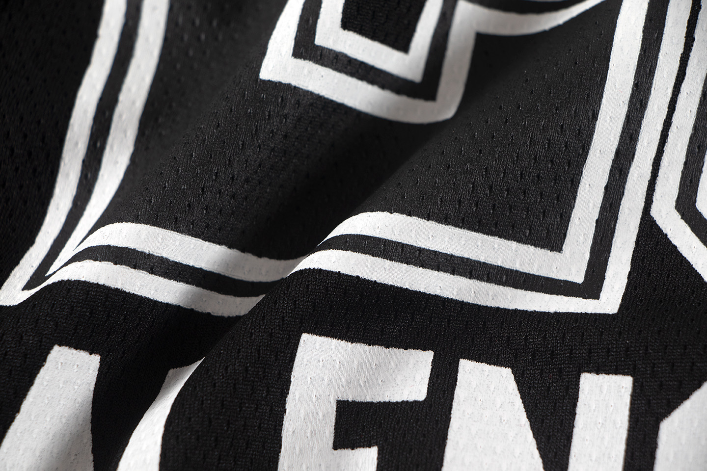 バレンシアガ スーパーコピー スポーツロゴVネックTシャツ|都会的シルエット×存在感あるビッグロゴ|スーパーコピーn級優良店 8 バレンシアガ スーパーコピー スポーツロゴVネックTシャツ|都会的シルエット×存在感あるビッグロゴ|スーパーコピー服