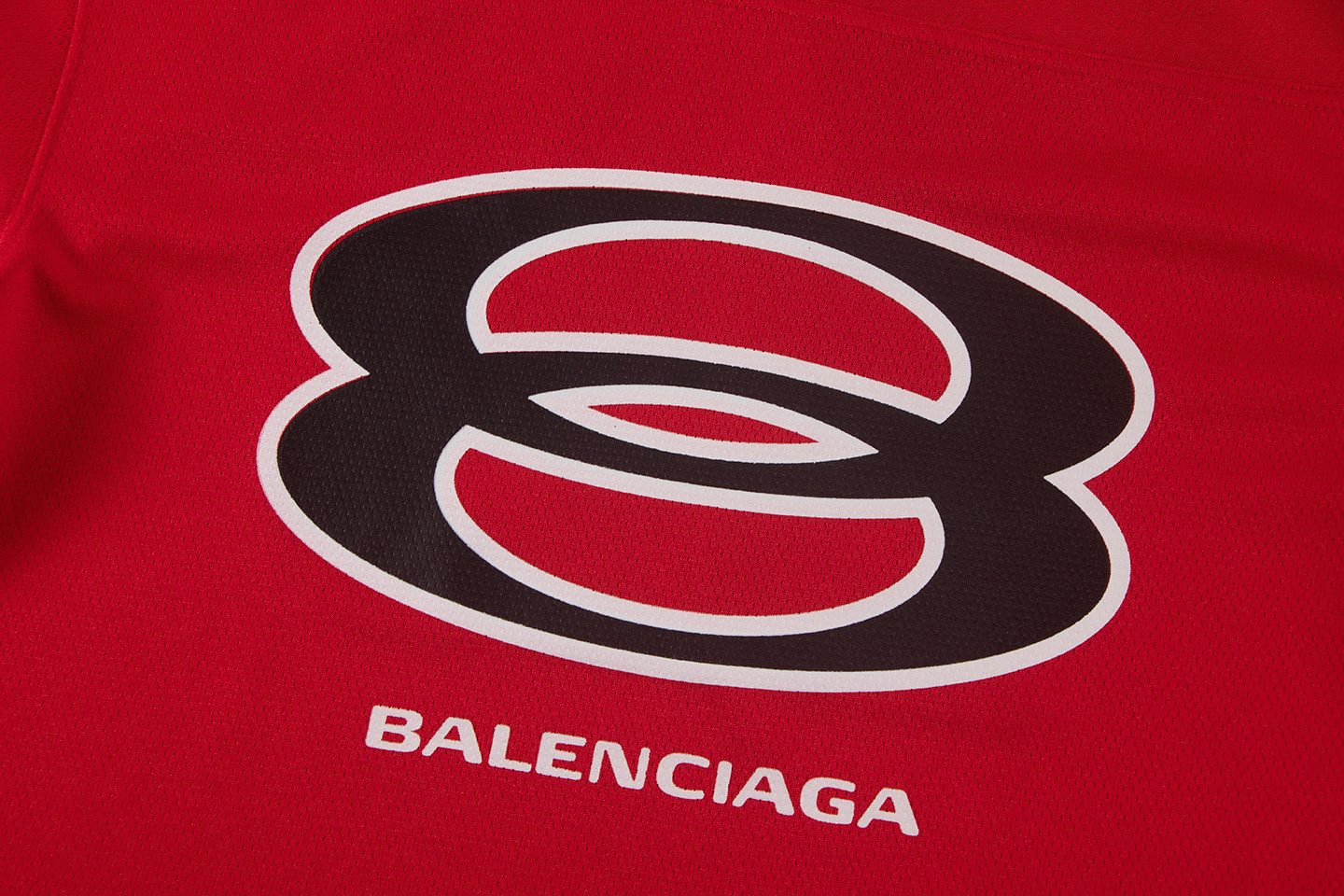 バレンシアガ コピー スポーツロゴVネックTシャツ｜鮮烈レッド×ストリート映えの個性モデル｜スーパーコピー服