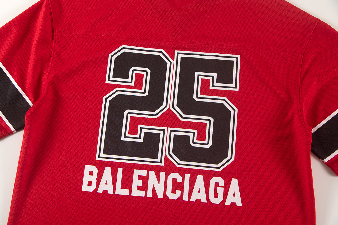 バレンシアガ コピー スポーツロゴVネックTシャツ｜鮮烈レッド×ストリート映えの個性モデル｜スーパーコピー服
