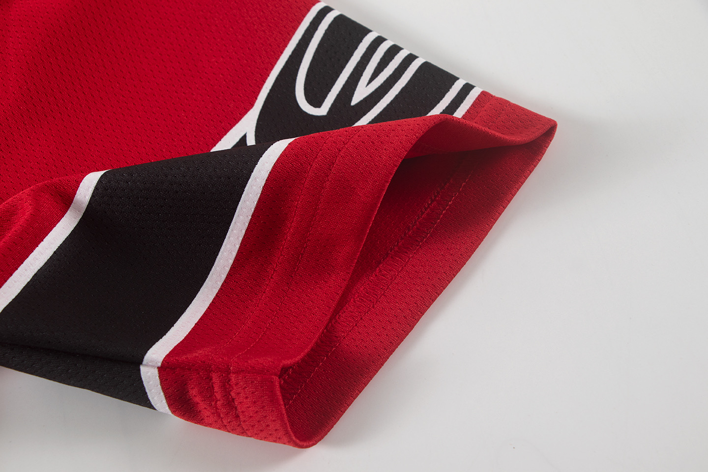 バレンシアガ コピー スポーツロゴVネックTシャツ｜鮮烈レッド×ストリート映えの個性モデル｜スーパーコピー服