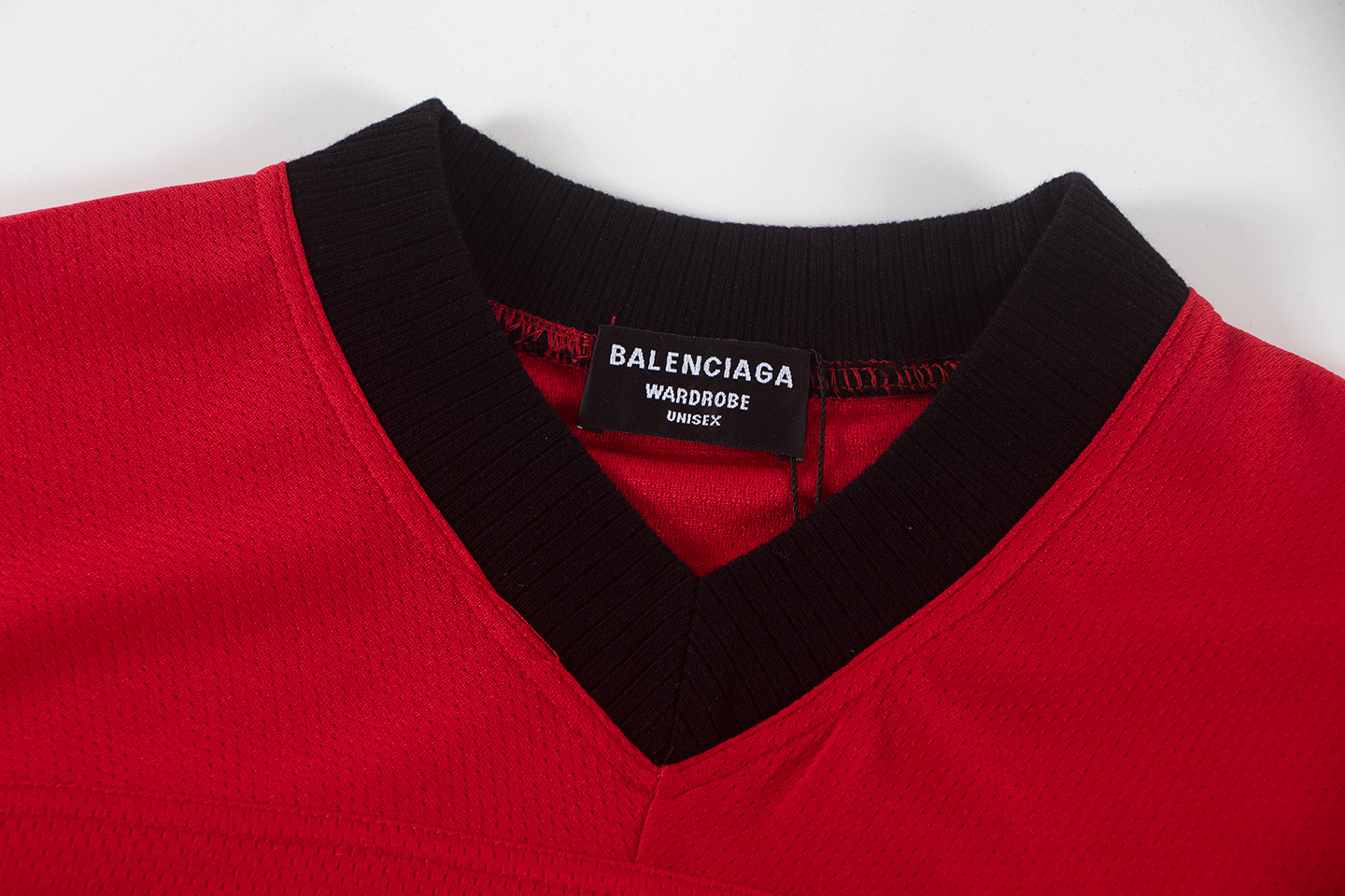 バレンシアガ コピー スポーツロゴVネックTシャツ｜鮮烈レッド×ストリート映えの個性モデル｜スーパーコピー服
