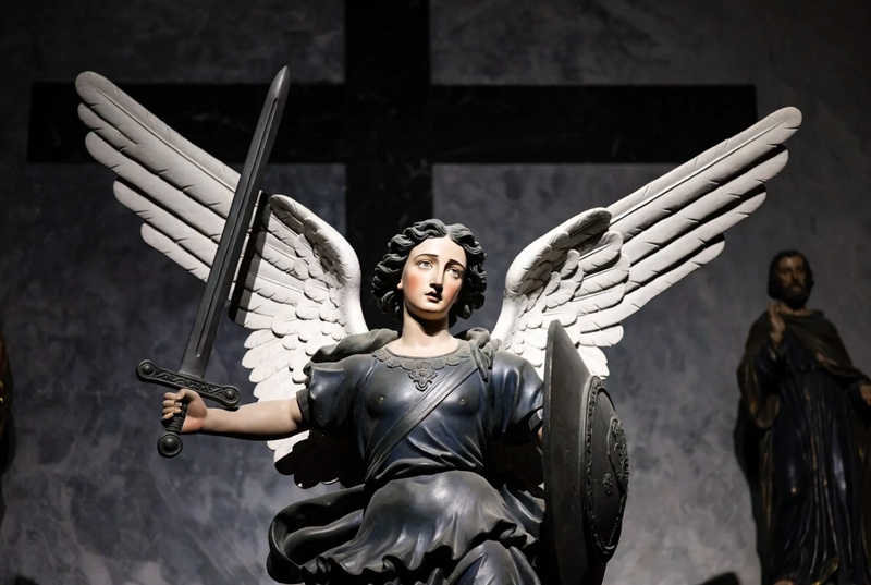 聖マイケルの美学：スーパーコピーで楽しむ宗教モチーフの深い世界｜ブランドコピーの新たな魅力｜スーパーコピー服